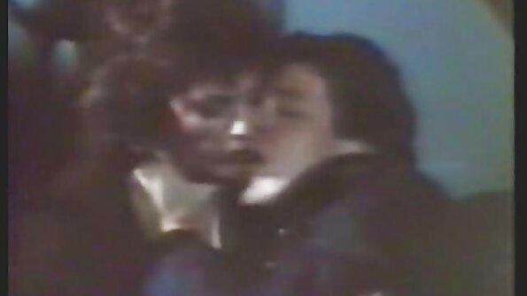 رجل أمسك البغي في الجوارب السوداء بقوة ومزق لها في فمه عن طريق الاستيلاء على شعرها افلام جنس ليلى علوي