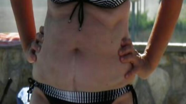 رجل يتقاعد مع امرأة سمراء على الأريكة و في حالة سكر يلعق بوسها مقطع سكس ليلى علوي ثم تمتص